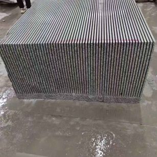 南宁芝麻白毛板荒料切割