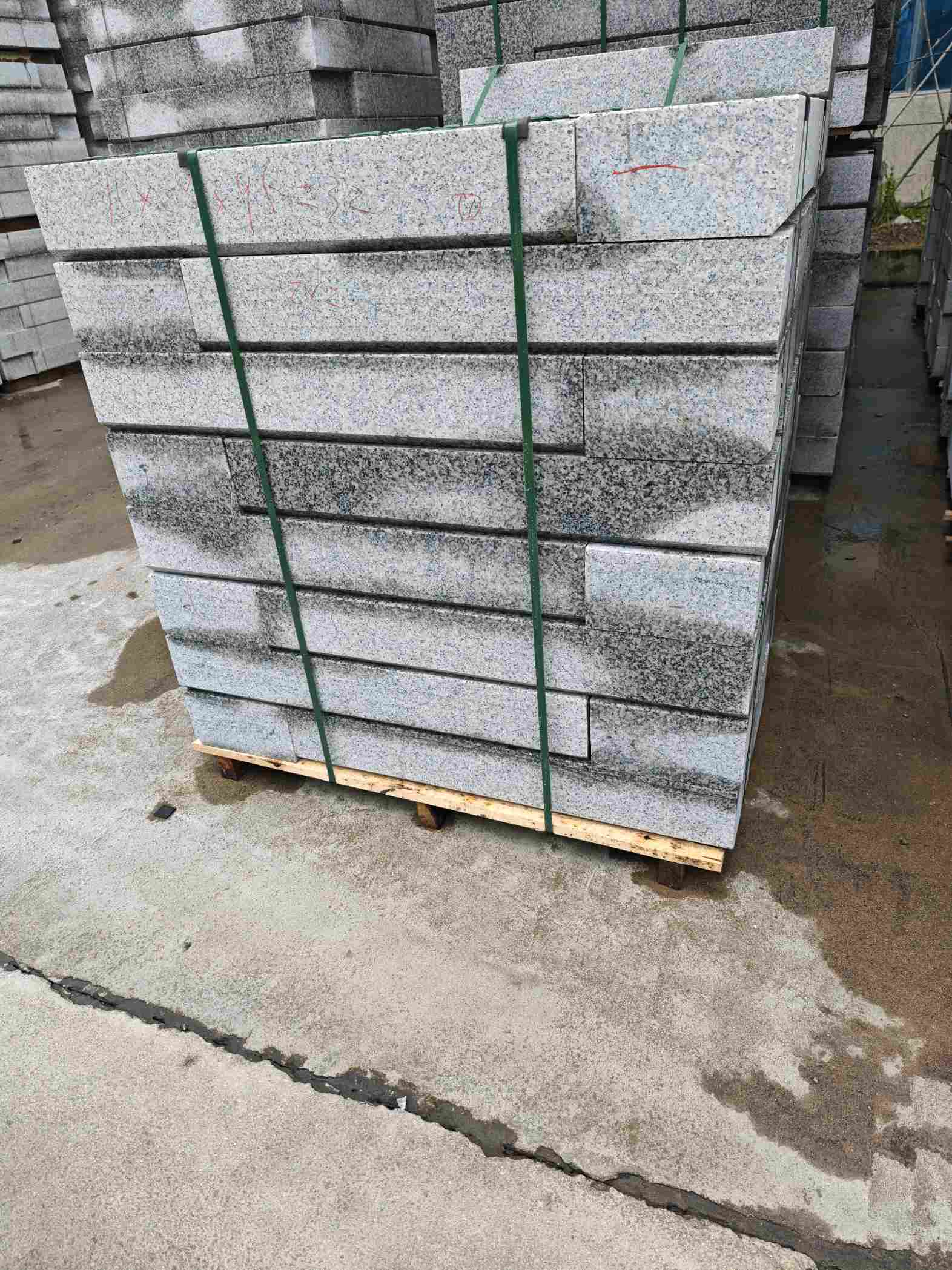 南宁芙蓉白路牙石，马路牙子